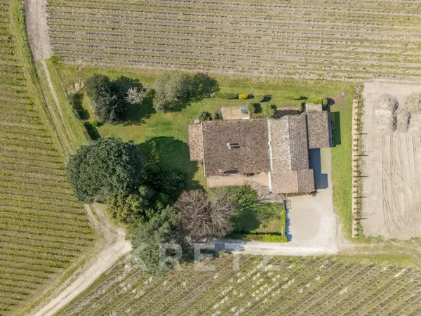 Saint-Émilion, maison en pierre de 240 m² avec piscine intérieure et grand garage