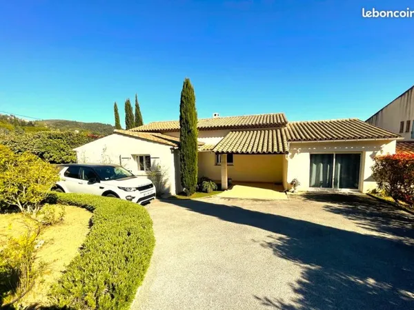 Villa de plain pied centre Seillans