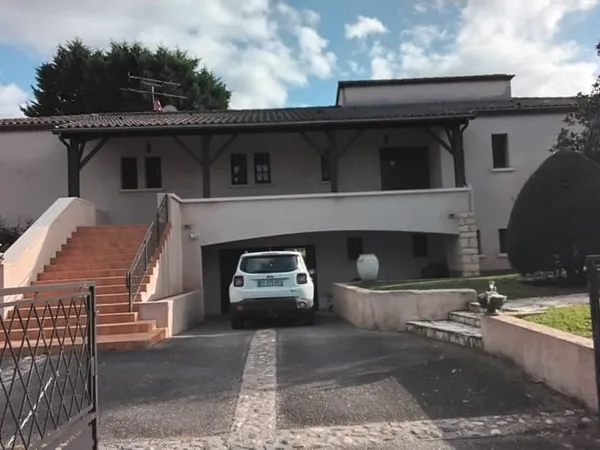 GRANDE MAISON SEMI ENTERREE