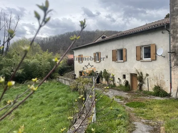 Cénomes, Maison de village avec terrain.