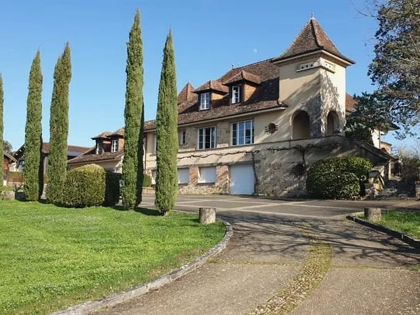Exceptionnel Domaine Avec Piscine Interieure, Ascenseur, Vue Dominante, Parc Arboré Sur Plus De 2 Ha