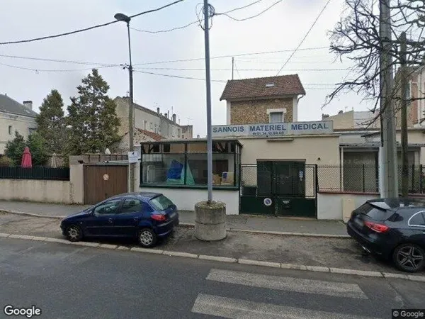 Ensemble immobilier avec maison de 140 m2 sur sous-sol et deux commerces loués