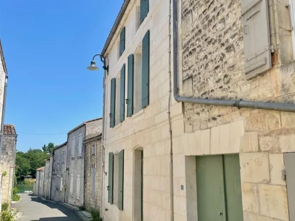 Maison rénovée sur 3 niveaux avec jardin et dépendances