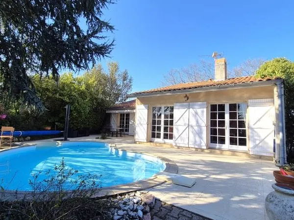 Exclusivité PINS-JUSTARET belle villa avec piscine
