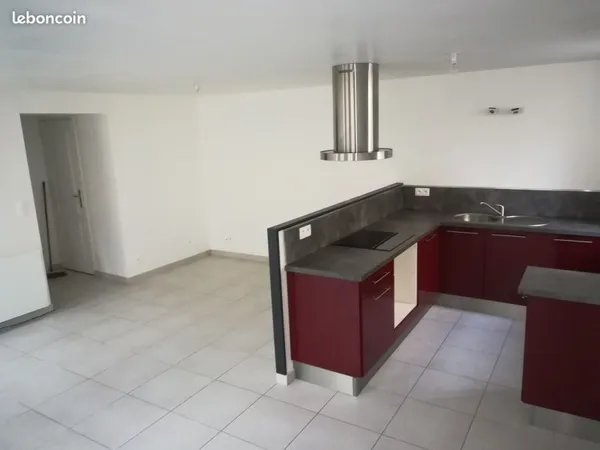 Appartement T2 avec cour SILLE LE GUILLAUME