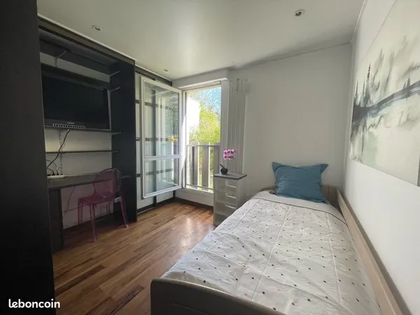 Meylan loue chambre chambre dans appartement rez-de-chaussée, accès extérieur