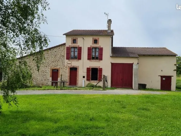Dans le Haut Limousin venez découvrir, dans un environnement paisible et naturel, ce corps de ferme 