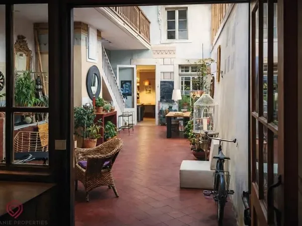 Ancien hôtel du XIXe siècle entièrement rénové