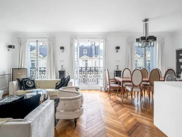 Triangle d'Or - Appartement au dernier étage - rénové