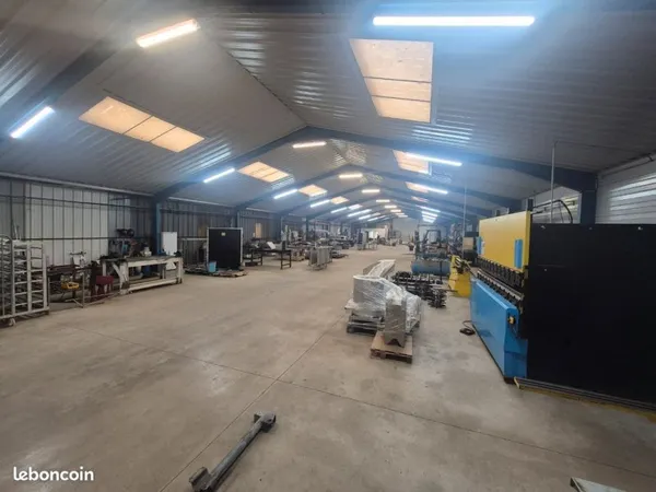 Espace industriel avec équipements