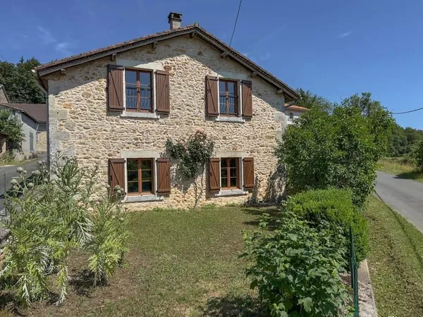 Deux maisons pour le prix d'une avec potentiel de revenus.