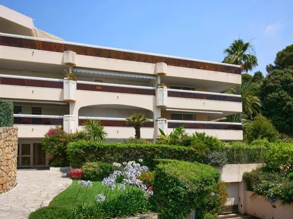 Appartement dernier étage vue mer à Cannes Palm Beach (06)