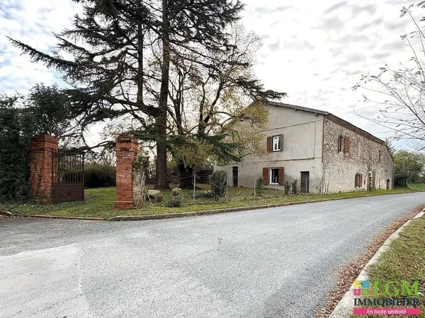 Labessière Candeil (81), corps de ferme avec dépendances sur une parcelle arborée de 2400 m²