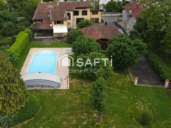 Maison familiale avec piscine et garage