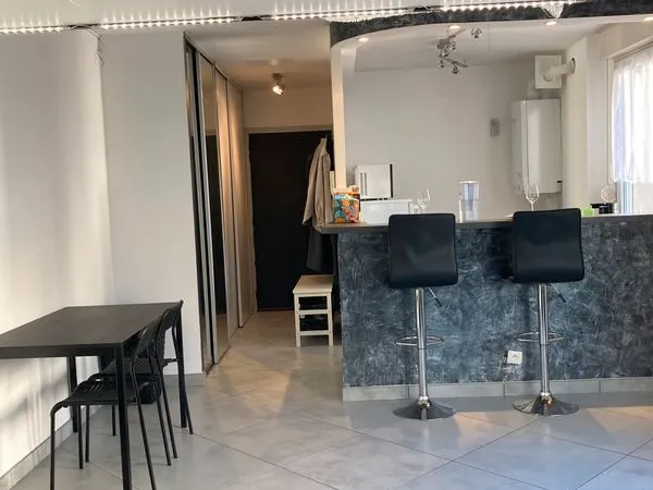 Studio lumineux meuble proche de l'ireis