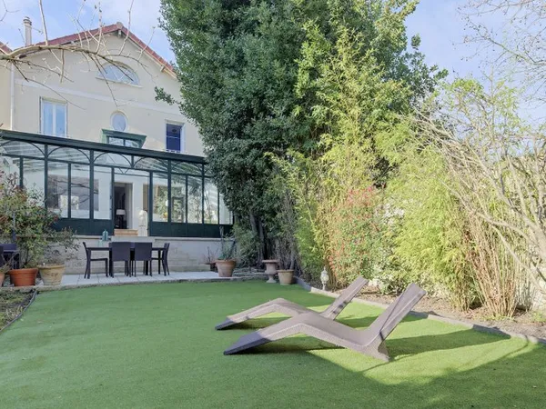 MAISON DE 204m² AVEC JARDIN A L'ABRI DES REGARDS A - DE 10MIN DE LA GARE DE SURESNES MT VALÉRIEN