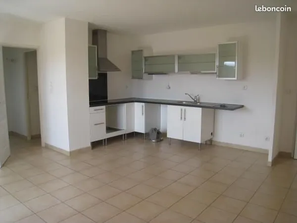 GARDANNE Dans résidence fermée T3 très bon état 54 m² environ + terrasse 10 m² environ, un parking e