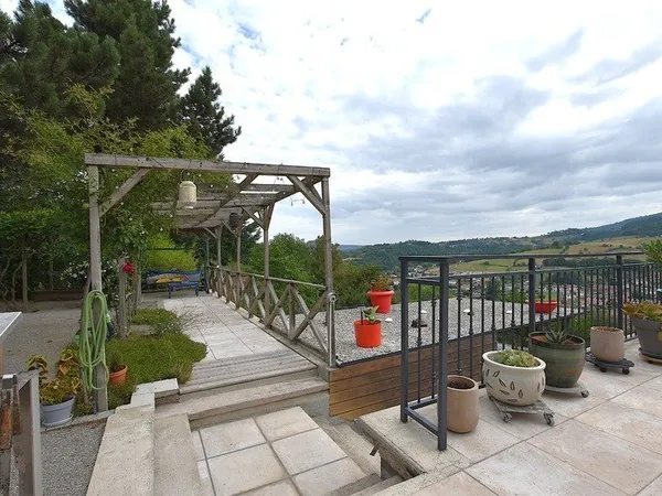 Limite Saint-Ferréol-d'Auroure | 201 m² habitables | Terrain paysager 1 950 m² | Piscine chauffée