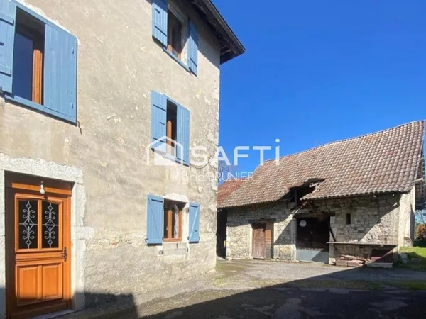 Maison en pierre avec une grange aménageable