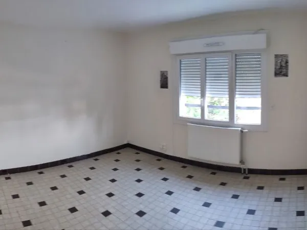 Appartement T3 rénové - 2 chambres - proche gare et proche centre-ville - Châteaudun