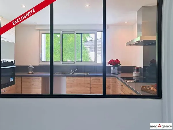 Alliance parfaite entre emplacement et rénovation de qualité pour cette maison 3 chambres