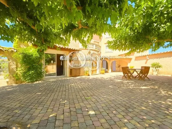 EXCLUSIVITÉ - Propriété familiale avec grande piscine, studio indépendant et terrain de 1 600 m²