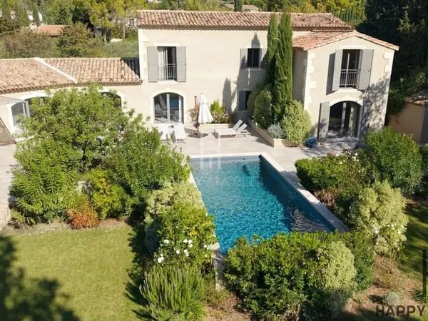 Maison contemporaine avec piscine et parc arboré,
