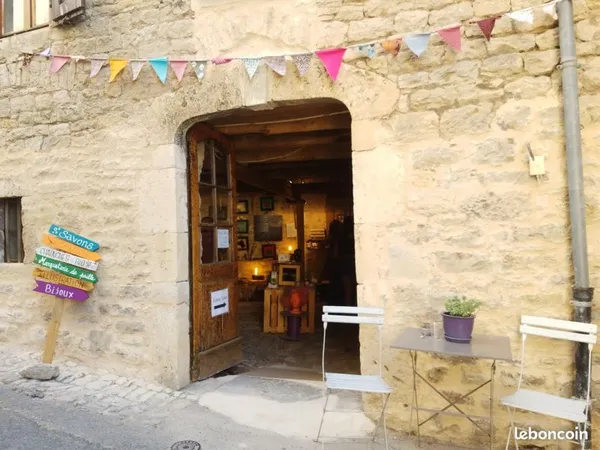 Boutique saisonnière dans village médiéval