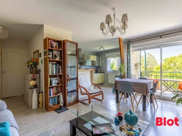 À VENDRE - Bel appartement avec balcon