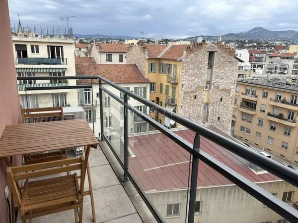 STUDIO DERNIER ETAGE