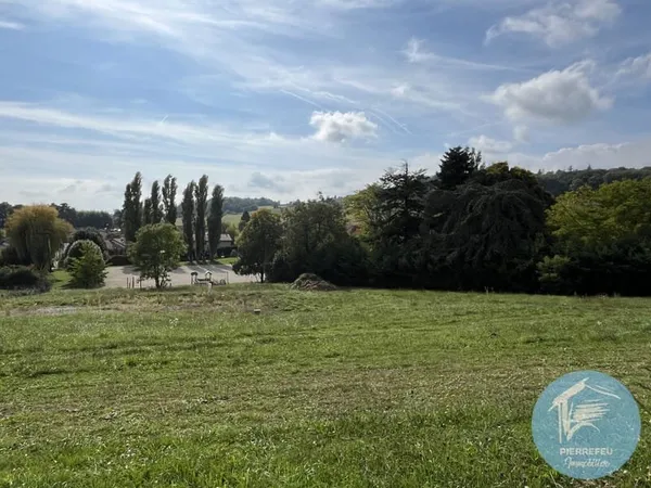 TERRAIN VIABILISÉ 742M2 - CENTRE BOURG AVEC VUE - FRONTENAS