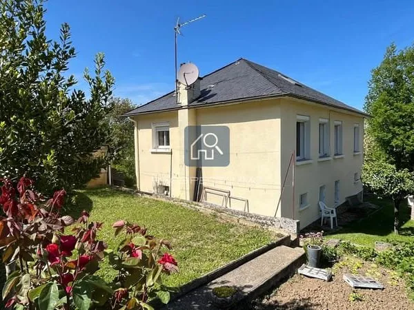 Maison avec garage et terrain