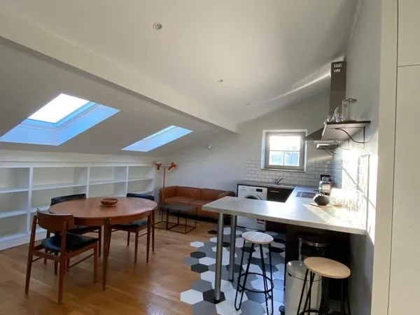 Appartement 2 pièces, meublé, refait à neuf, sous les toits