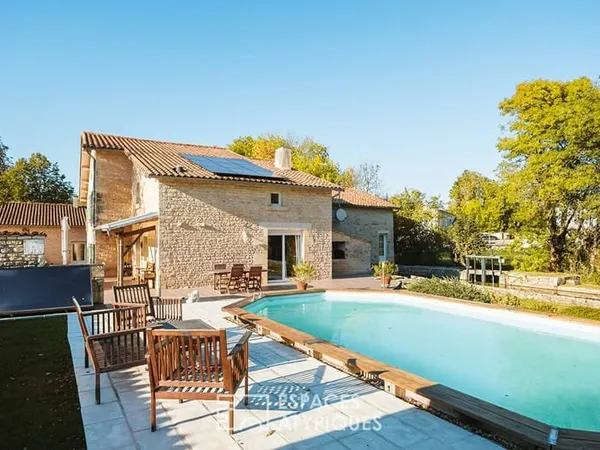 Authentique moulin à eau du XIIIe siècle et sa roue d'époque