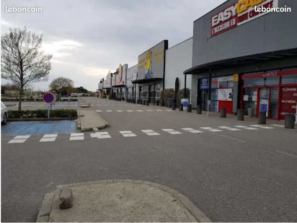 Local plateau des couleurs Valence 240m2 + 90m2 de réserve