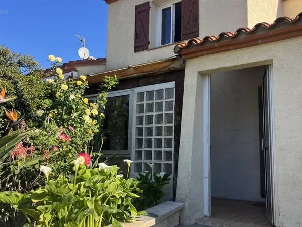 Maison deux faces avec grand garage et extérieur