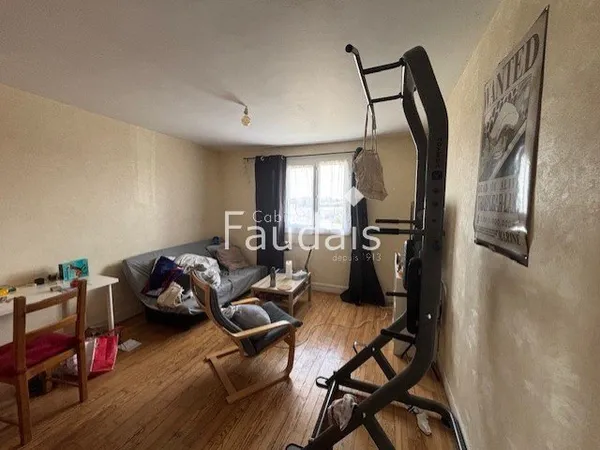 Studio de 30 m2 avec cave, idéal investisseur, proche commer