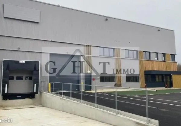 Local industriel 1 675 m²