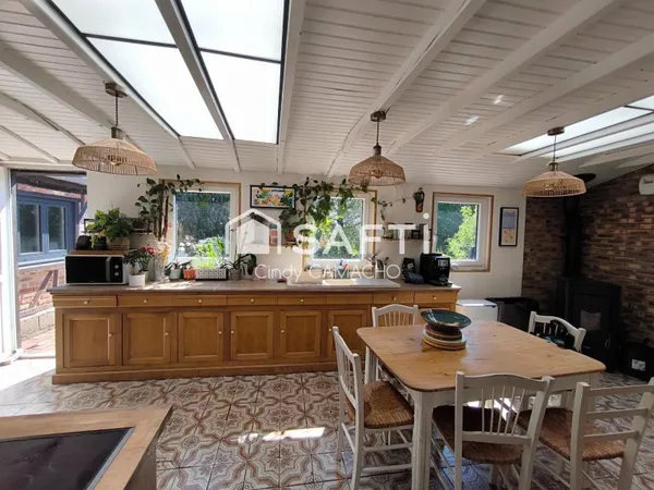 Intérieur cosy et chaleureux, parfait pour accueillir une famille.