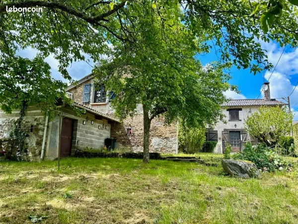Dans un village préservé et typique du Haut Limousin, découvrez cette jolie maison de campagne de co