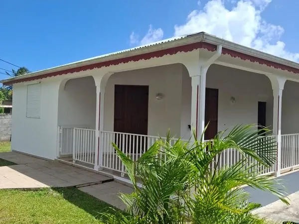 Belle maison lumineuse avec terrasses et grand jardin - cadre agréable et pratique Trois-Rivières - 
