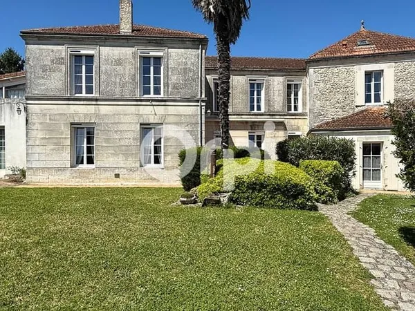 Maison 7 pièces 326 m²