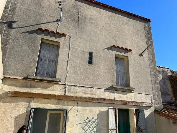 Maison de 212 m2 avec local commercial + garage 95 m2 + terrasse Azille