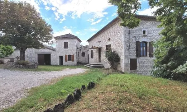 Maison en pierre avec grange, pigeonnier et vue dégagée