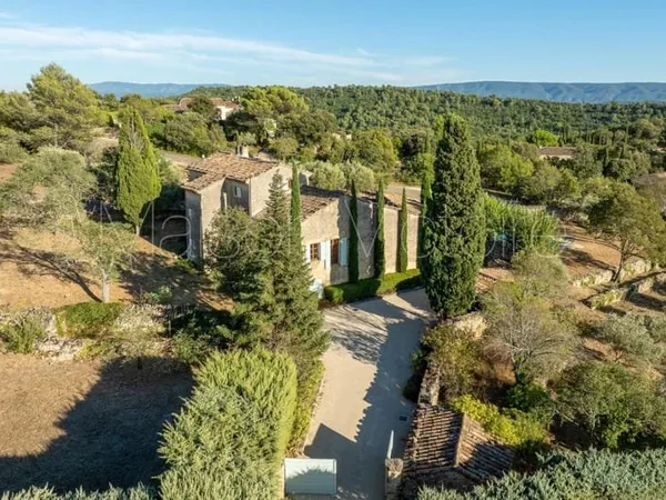 Ancienne magnanerie, empreinte de caractère, située à Gordes.