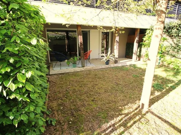 Appartement en rez-de-jardin, proche du Tramway et des comme
