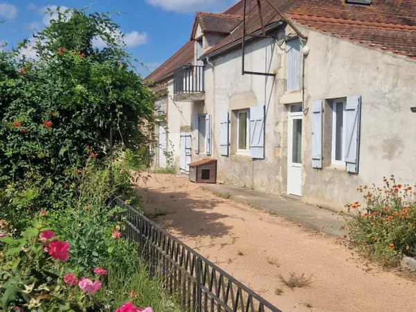 Magnifique longère économe sur 5000 M2. Granges