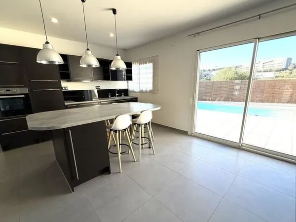 Maison de plain-pied lumineuse avec piscine & fort potentiel