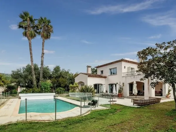 Villa néo-provençale 9 pièces avec pisicne
