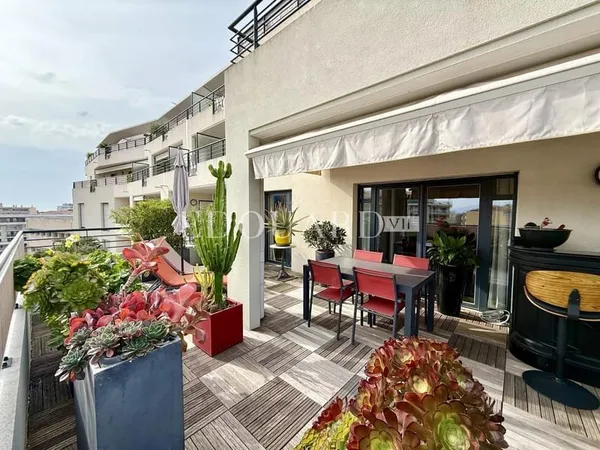 Sur la commune de Menton, superbe quatre pièces avec magnifique terrasse, cave et garage